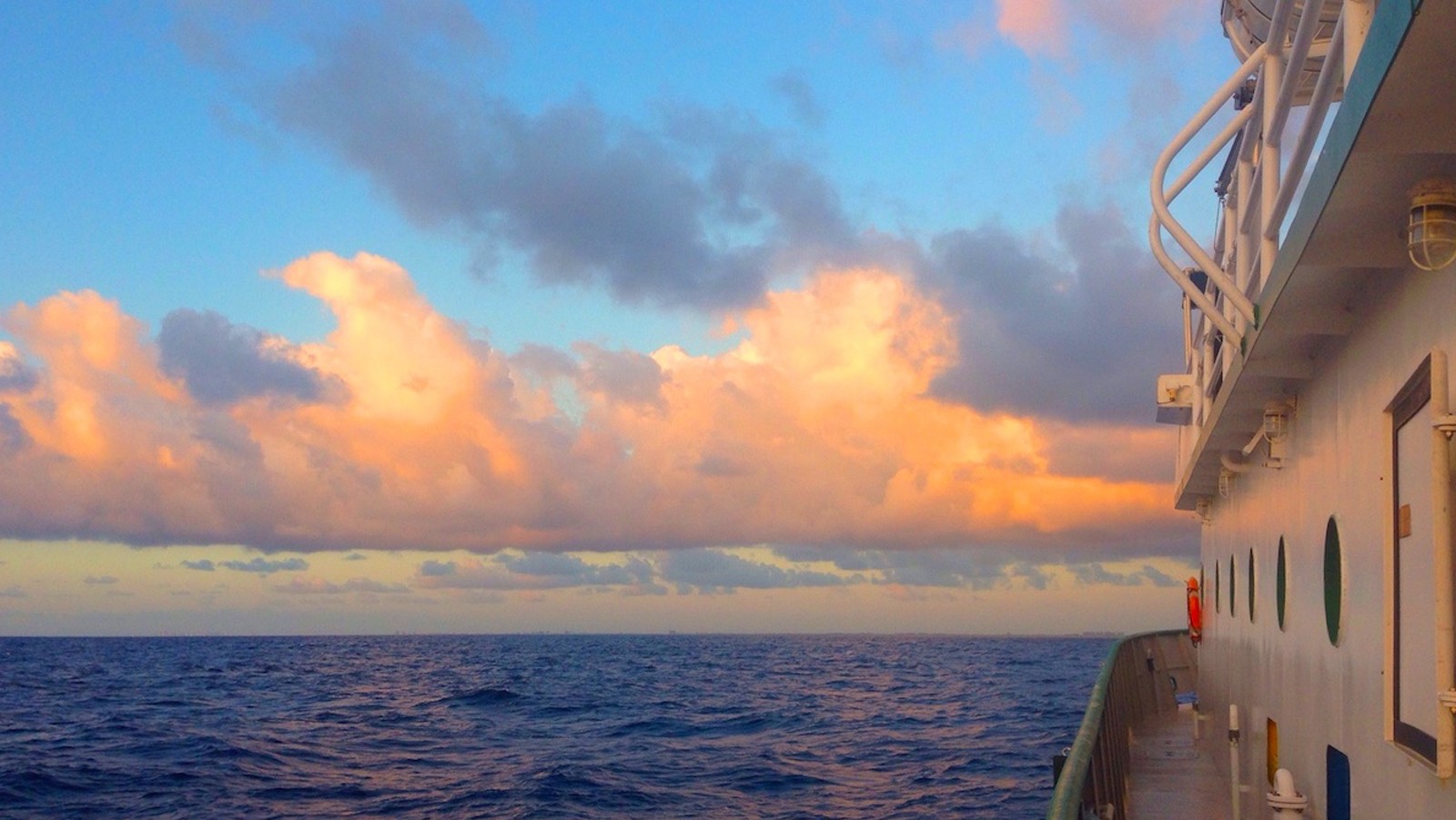 Atardecer a bordo del R/V F.G. Walton Smith. Crédito de la imagen: NOAA