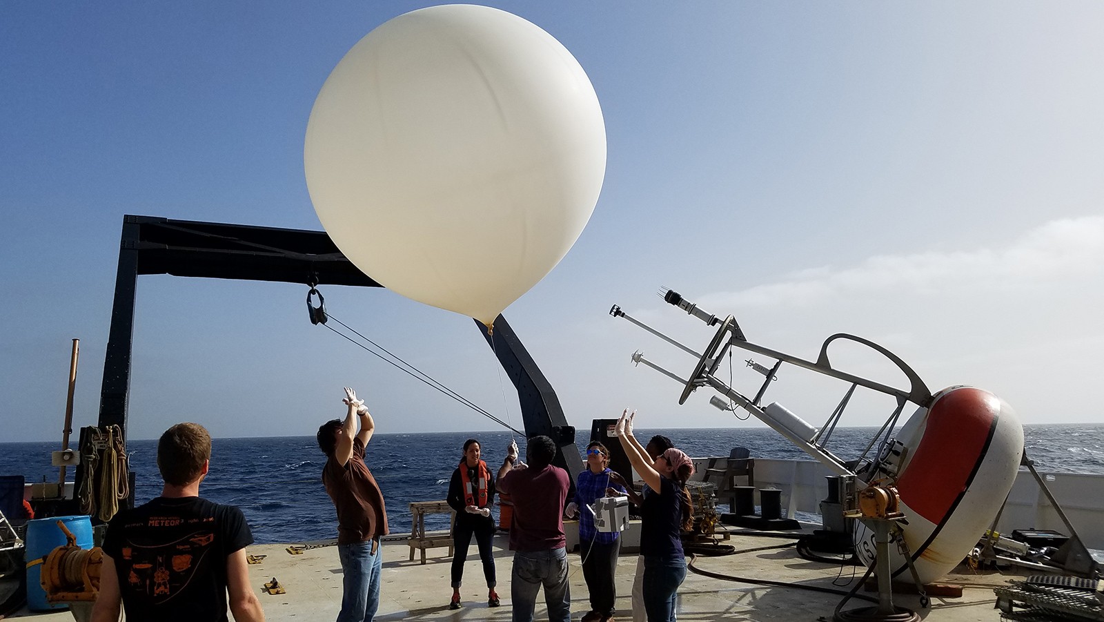 Se necesitan muchos científicos para lanzar una ozonosonda. Crédito de la imagen: NOAA