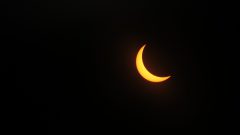 La oceanógrafa Claudia Schmid captura el eclipse de sol desde el AOML. Crédito de la imagen: NOAA