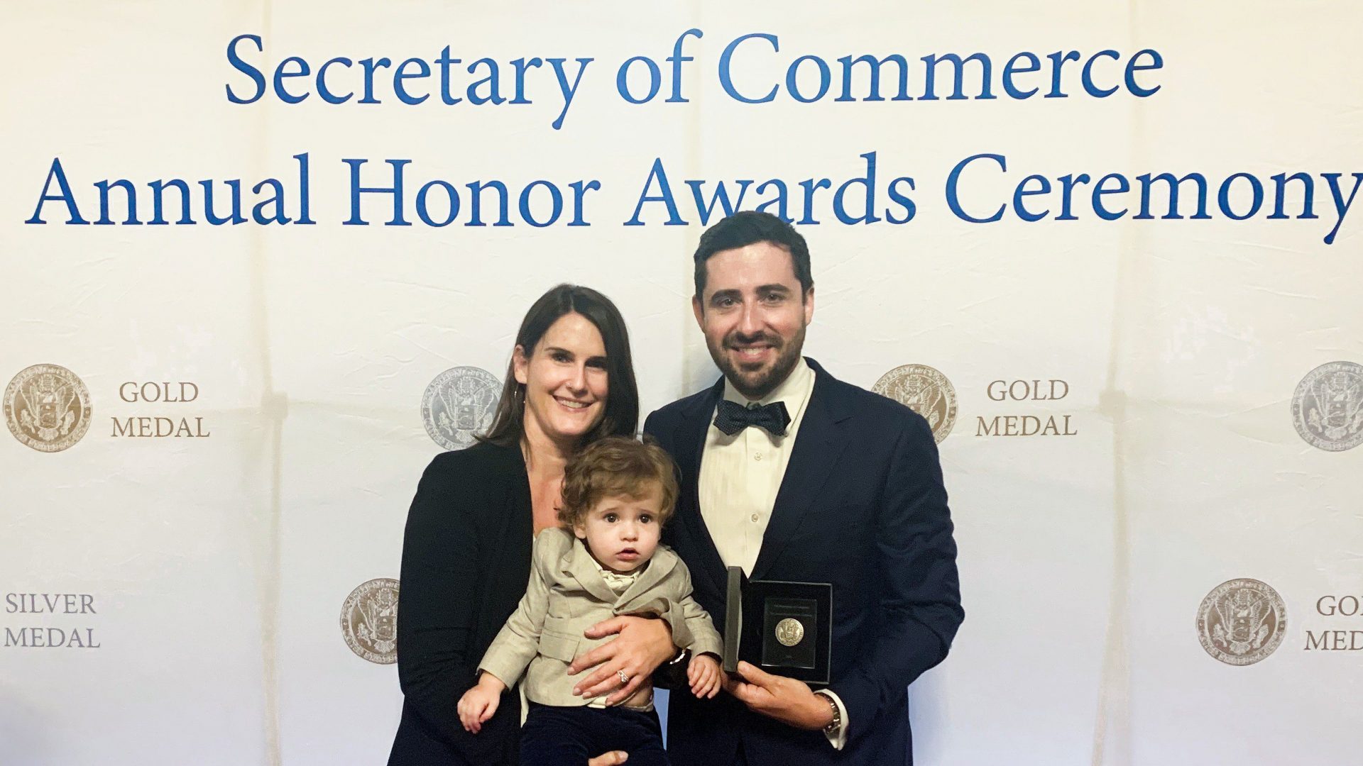 Ian Enochs, fotografiado con su esposa e hijo, galardonado con la Medalla de Plata del DOC.