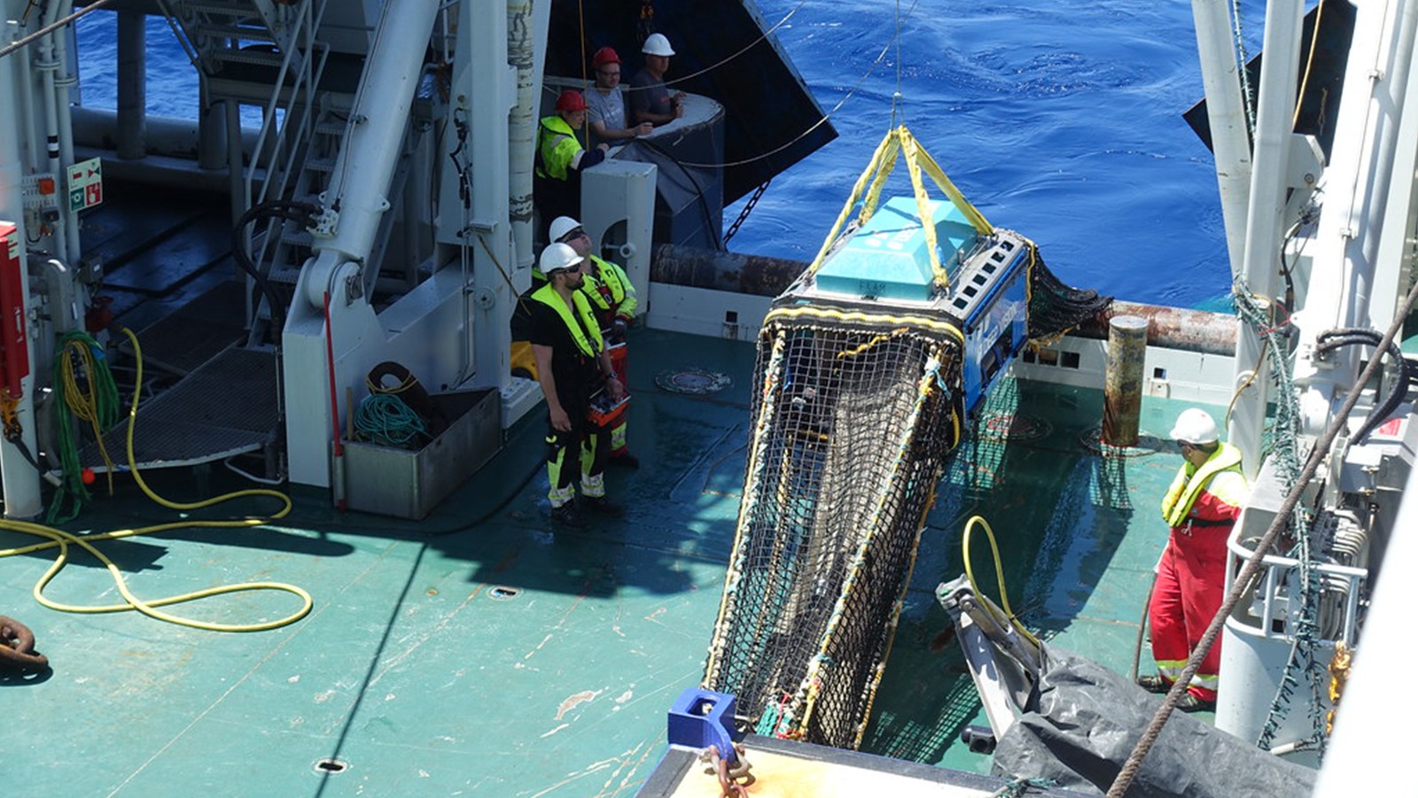 Una red de arrastre de macroplancton equipada con Visión Profunda, un sistema de cámaras que recoge imágenes continuas de los organismos que pasan, se lleva a cubierta después de recoger peces de la zona mesopelágica.