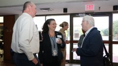 La subdirectora Molly Baringer habla con Ken Graham, director del Centro Nacional de Huracanes, y Gary Matlock, subdirector adjunto de ciencias. Crédito de la foto: NOAA AOML.