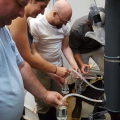 De izquierda a derecha, Chuck, Leah, CFCs Chuck, e Ian trabajando en estrecha colaboración para obtener sus muestras de agua. Crédito de la foto: NOAA.