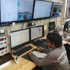 El científico que dirige la estación de datos para los despliegues de CTD a bordo del R/V Ronald H. Brown. Foto de la NOAA