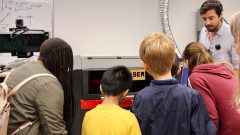 Por primera vez, se les mostró a los niños el laboratorio de fabricación avanzada, donde los científicos utilizan el cortador láser y la impresora 3D para personalizar su equipo de laboratorio. Crédito de la imagen: NOAA