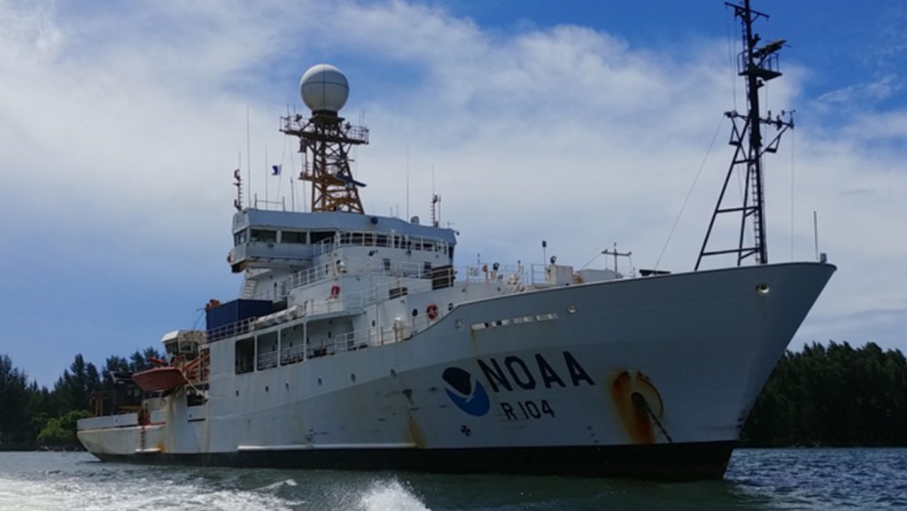 El buque de investigación de la NOAA "Ronald H. Brown" en el puerto de Victoria, Seychelles. Crédito de la foto: NOAA.