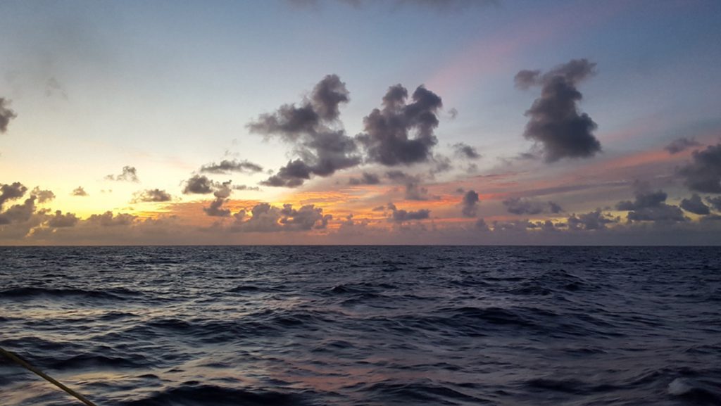 Un hermoso amanecer que pude ver mientras esperaba mi turno en la roseta. Crédito de la foto: NOAA.