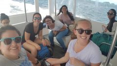 De izquierda a derecha: Bonnie, Holly Westbrook, Amanda, Catherine, Carmen, Annelise y Jenna en un taxi acuático a Mahé. Crédito de la foto: NOAA.