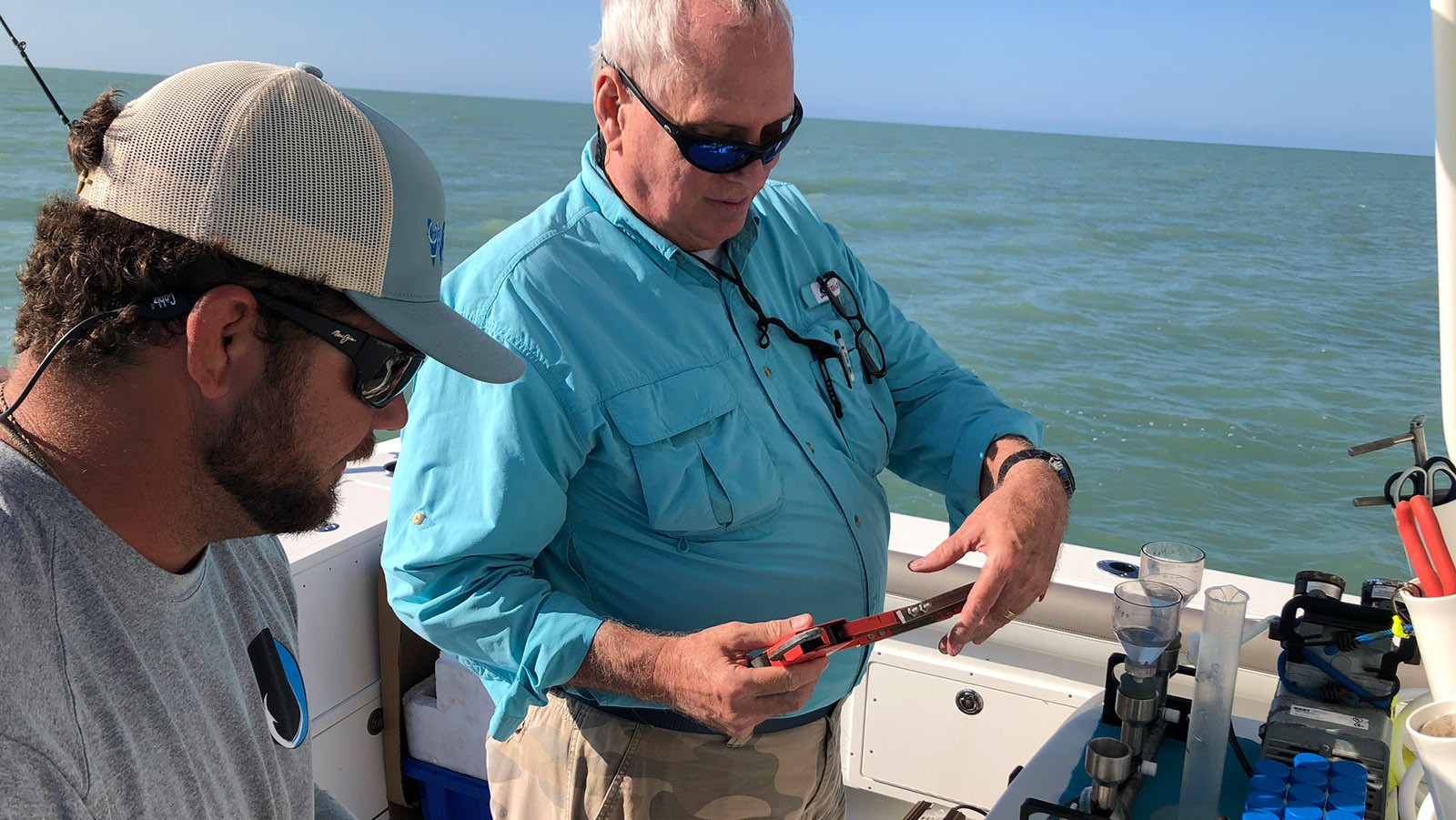 Joe Bishop se muestra trabajando con los pescadores locales de la comunidad de Pine Island que están colaborando con el AOML de la NOAA y el SEFSC para tomar observaciones de la calidad del agua para ayudar a documentar el alcance y el impacto de la Marea Roja. Foto: NOAA.