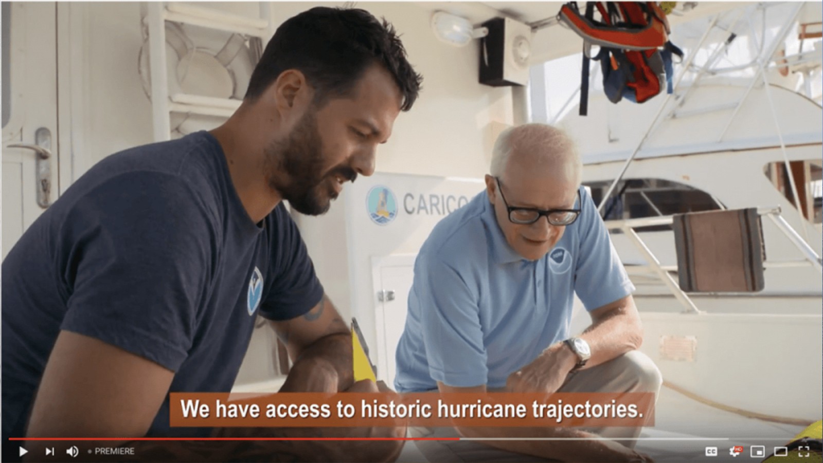 Los científicos Grant Rawson y Gustavo Goni desplegando planeadores submarinos en Puerto Rico.