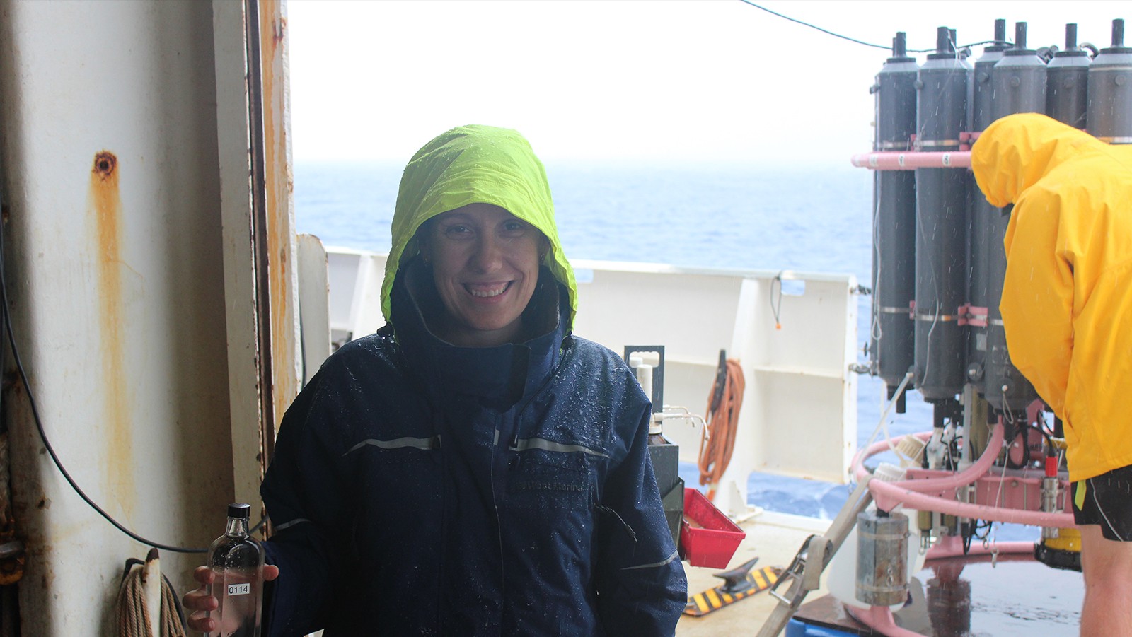 Leticia Barbero (Universidad y Miami y NOAA AOML), científica jefe del Crucero del Carbono del Golfo de México y la Costa Este, sosteniendo una muestra del CTD.