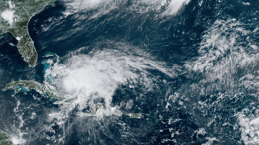 La aeronave P-3 de la NOAA continuará con el Centro de Modelos Ambientales (EMC) encargado del reconocimiento del huracán Isaias penetrando en el núcleo de su circulación varias veces para obtener las mediciones más fiables de sus condiciones ambientales. El avión despegó de Lakeland, FL el viernes a las 4:00 PM.