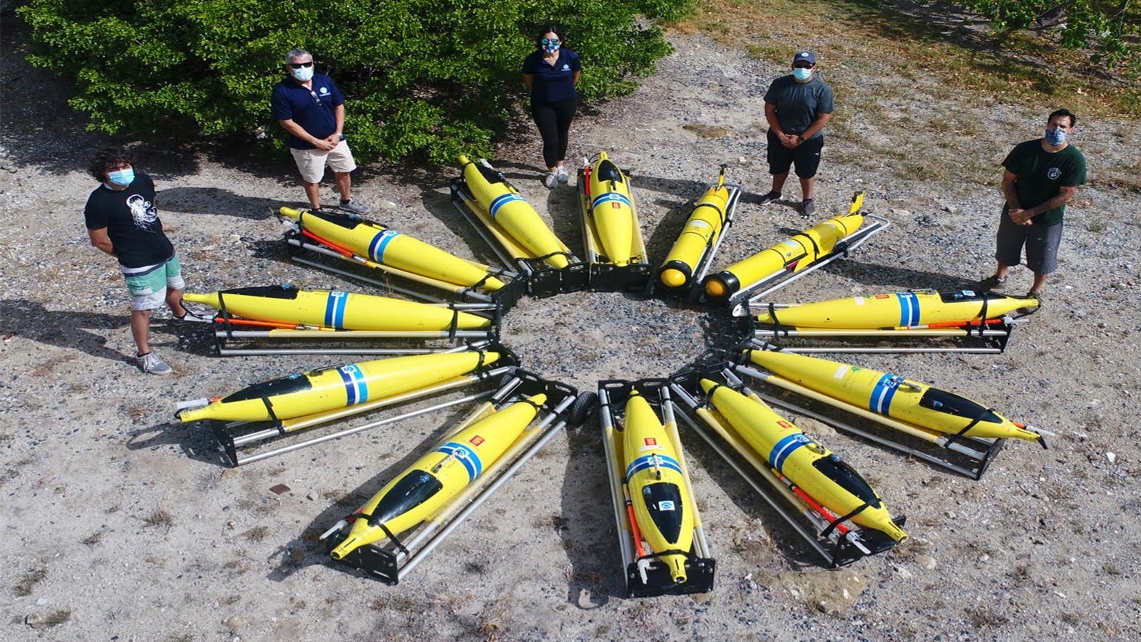 Un círculo de planeadores submarinos listos para su despliegue en Puerto Rico para el proyecto de planeadores anticiclónicos durante la temporada de huracanes de 2020.