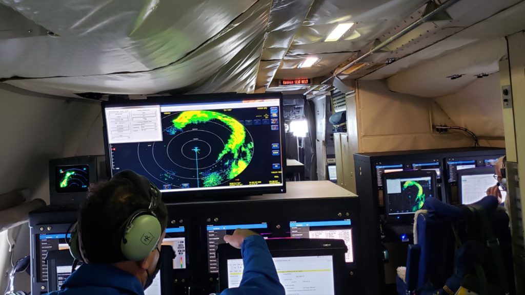El G-IV de la NOAA y dos aviones P-3 Hurricane Hunter despegaron de Lakeland, FL a las 10:30 AM, 1:30 PM y 4:30 PM EDT el 14 de septiembre para investigar la circulación del huracán Sally. Los científicos del AOML que proporcionan apoyo a bordo y a distancia para estas misiones aseguran que las mediciones del Radar Doppler de Cola, de la sonda de caída y del Radiómetro de Microondas de Frecuencia Escalonada (SFMR) permiten una cobertura adecuada del entorno de la tormenta.