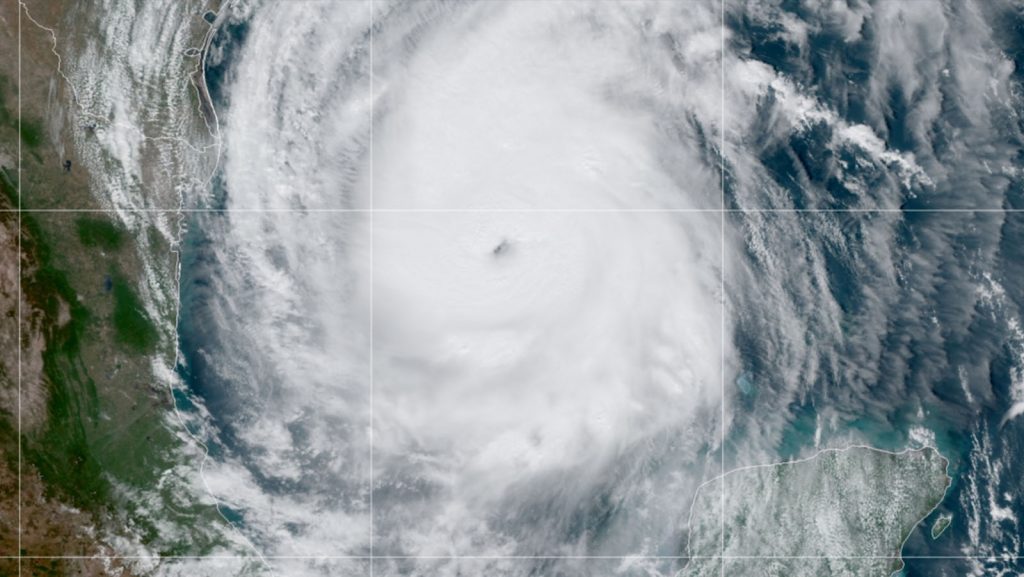 La NOAA y la Reserva de la Fuerza Aérea Cazadores de Huracanes continúan las 24 horas del día monitoreando el huracán Delta mientras atraviesa el Golfo de México. Los vuelos nocturnos del 7 de octubre hasta el mediodía del 8 de octubre encontraron que la circulación del Delta se está intensificando y expandiendo en tamaño.
