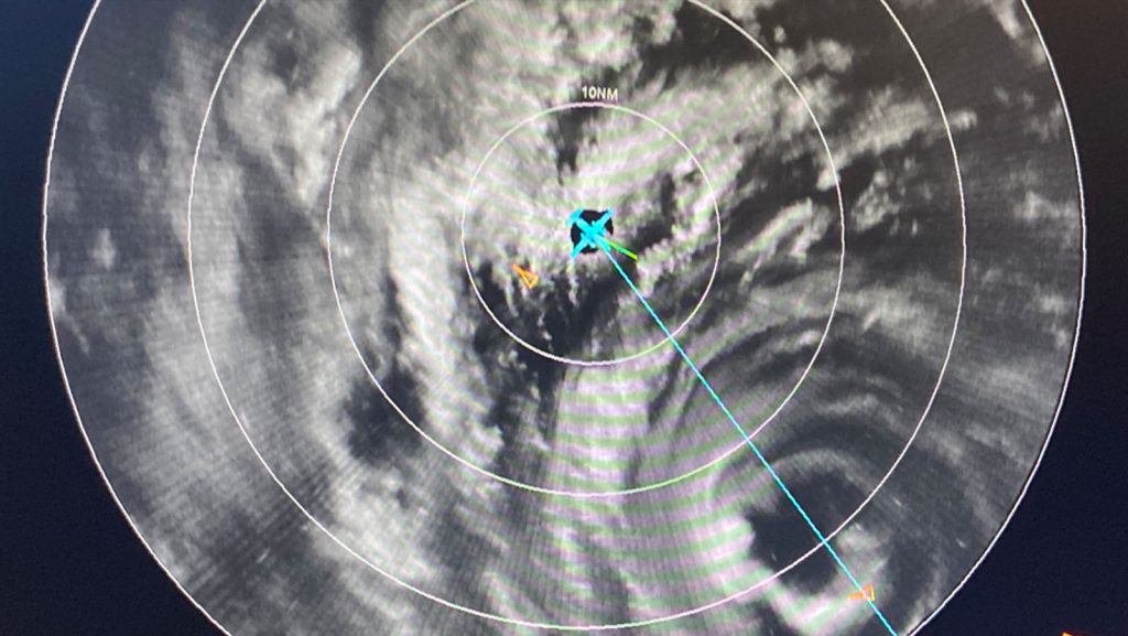 El reconocimiento de los aviones de la NOAA continuó para el Gran Huracán Delta el 6 de octubre, capturando la rápida maduración del sistema durante la noche. Las misiones P-3 y G-IV están programadas cada 12 y 24 horas desde Lakeland, FL. El Centro Nacional de Huracanes (NHC) encargó a los cazadores de huracanes de la NOAA que identificaran la ubicación y la fuerza del centro de circulación, y que inspeccionaran las condiciones atmosféricas cercanas y en la parte delantera del Delta. La instrumentación a bordo de la aeronave ha muestreado el desarrollo del sistema, revelando una rápida intensificación de 55 nudos en sólo 24 horas.