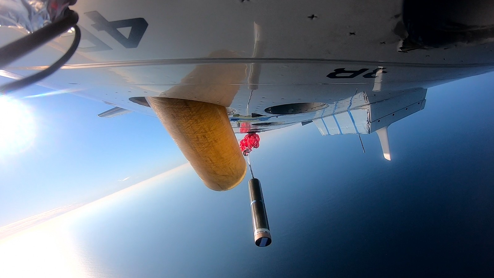 Vídeo de los despliegues de prueba de Álamo desde el avión P-3 Hurricane Hunter. Crédito del vídeo: NOAA AOML.