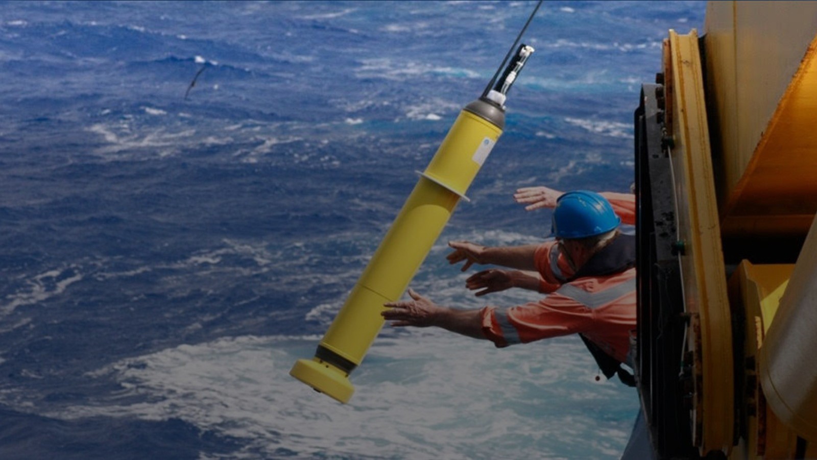 Un gran flotador Argo amarillo es arrojado al océano desde un barco.