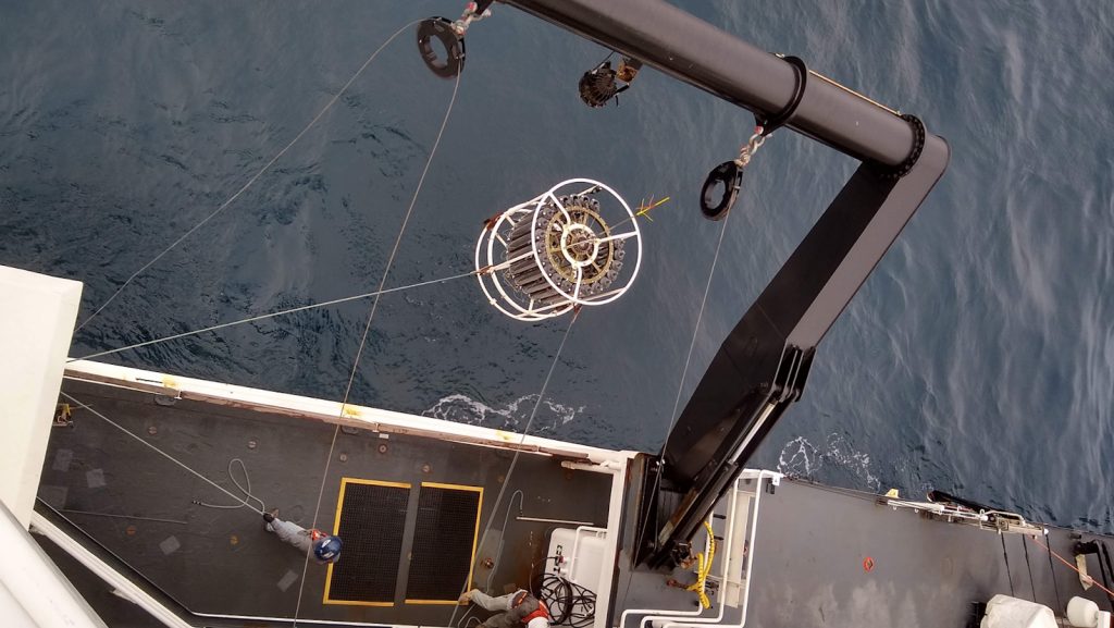 Un CTD utilizado para recoger muestras de ADN electrónico en el buque Reuben Lasker de la NOAA