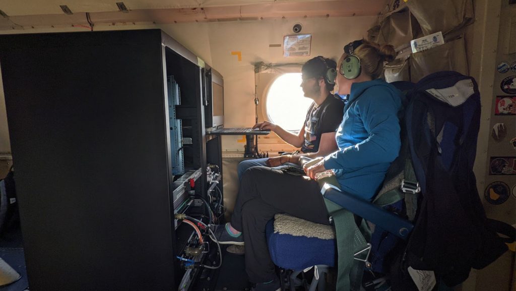 Científicos del Laboratorio Meteorológico Oceanográfico del Atlántico de la NOAA están colaborando con el Laboratorio de Ciencias Químicas de la NOAA para probar el lidar Doppler de micropulso (Microdop), un pequeño instrumento ligero para medir los vientos de las tormentas desde el avión P-3 Hurricane Hunter de la NOAA para saber si estos datos pueden mejorar las previsiones de huracanes.