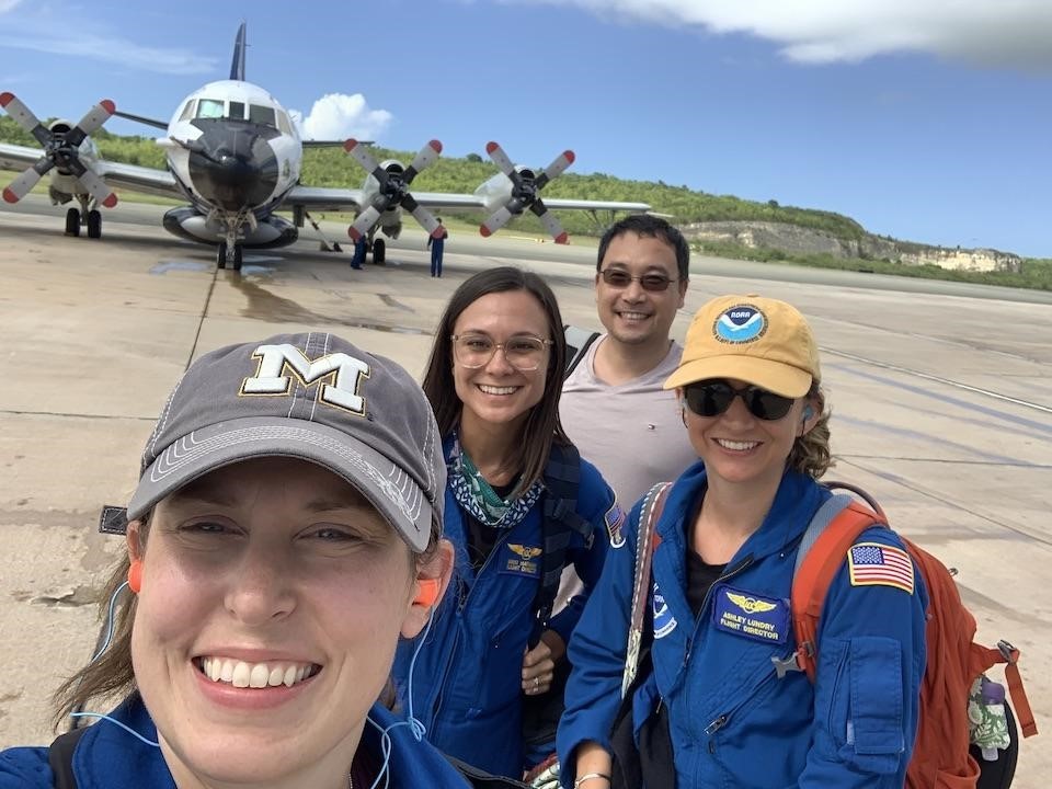 La tripulación de un P-3 de huracanes se toma un selfie tras una misión en el huracán Sam.
