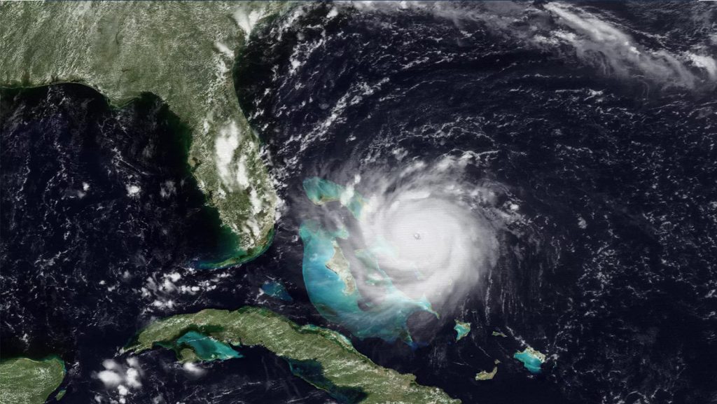 El huracán Andrew tocó tierra el 24 de agosto de 1992, cerca de Homestead, Florida, convirtiéndose en uno de los huracanes más catastróficos de la historia de Estados Unidos. Tenía una presión central extremadamente baja, de 922 milibares, y vientos máximos sostenidos estimados en 165 millas por hora. La tormenta se intensificó rápidamente menos de 36 horas antes de tocar tierra, dejando a la mayoría de los residentes menos de un día para asegurar sus hogares y atender las órdenes de evacuación.