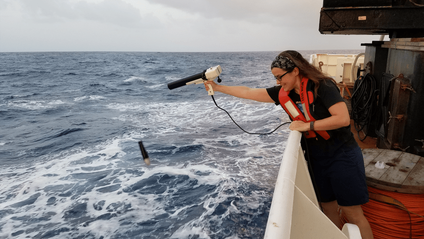 Renellys Perez despliega un XBT en el océano con un lanzador manual. Imagen de cabecera 1600px