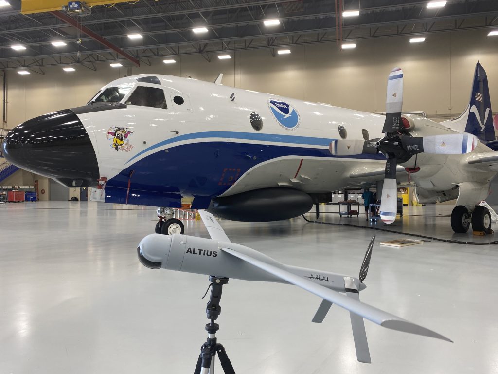Modelo de demostración de Altius con Hurricane Hunter, NOAA WP-3D Orion &quot;Miss Piggy&quot;, en el Centro de Operaciones de Aeronaves de la NOAA en Lakeland, FL, durante la segunda ventana de pruebas de vuelo de UAS el 25 de mayo de 2022. Crédito de la foto: NOAA/AOC
