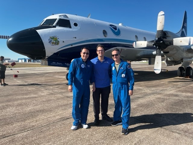 Los investigadores de huracanes Jun Zhang (CIMAS de la Universidad de Miami, AOML de la NOAA), Josh Wadler (Universidad Aeronáutica Embry-Riddle) y Joe Cione (AOML de la NOAA) después de su exitoso lanzamiento del sistema de avión sin tripulación Area-I Altius 600. Crédito de la foto: NOAA/