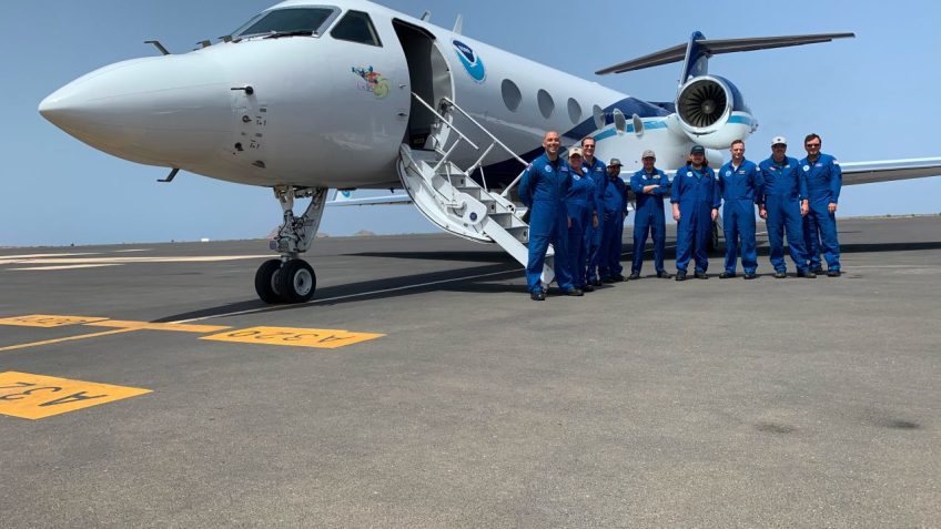El equipo científico del Gulfstream-IV Hurricane Hunter en el aeropuerto internacional Amílcar Cabral de la isla de Sal, en el Atlántico oriental. Crédito de la foto: NOAA.