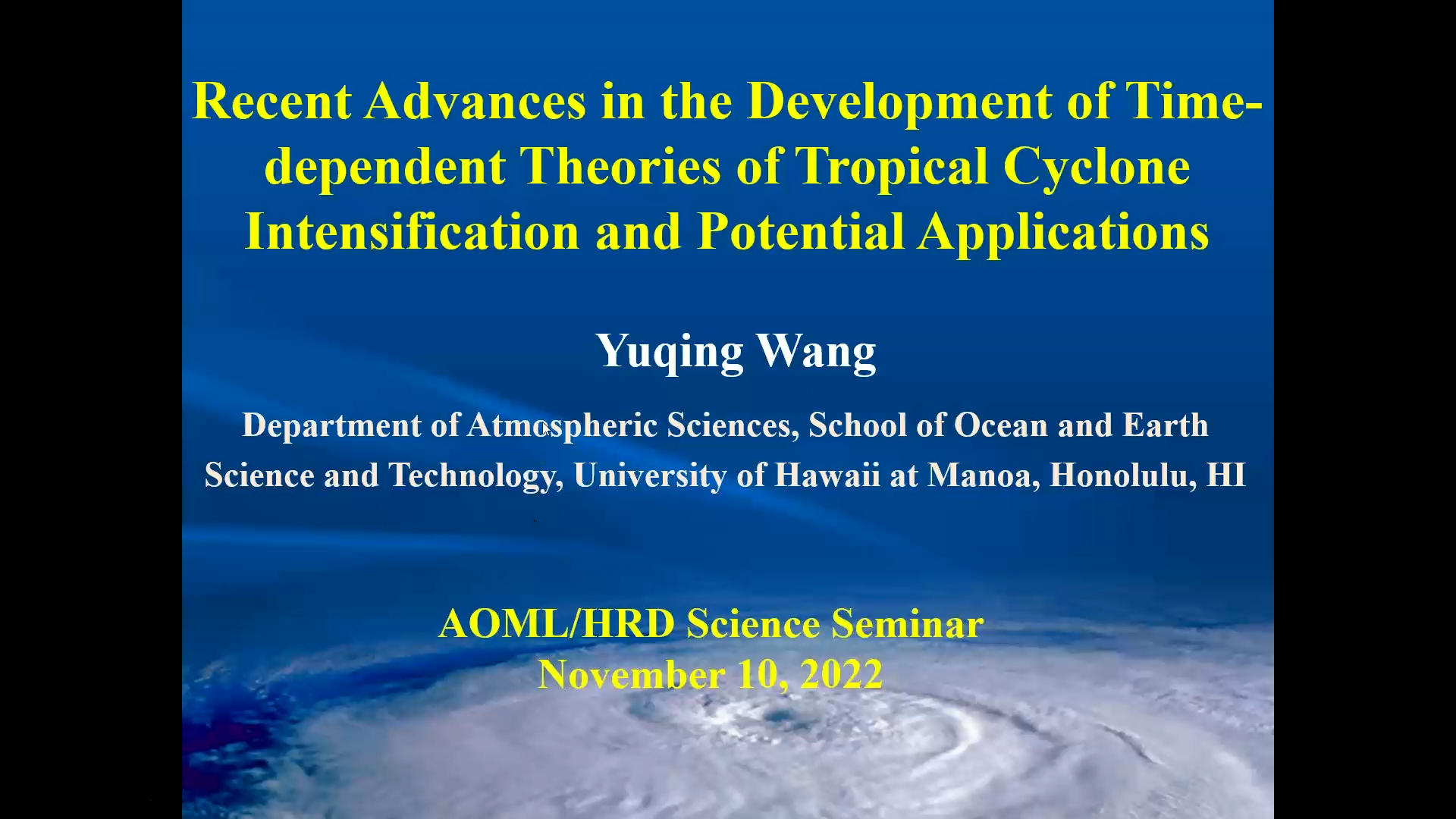 Video Thumbnail para el seminario del profesor visitante de HRD Yuqing Wang, que trata de los Avances recientes en el desarrollo de las teorías dependientes del tiempo de la intensificación de los ciclones tropicales y su aplicación potencial Fondo azul con letras amarillas y blancas y un huracán con el ojo claramente formado abajo, fotografiado desde arriba.