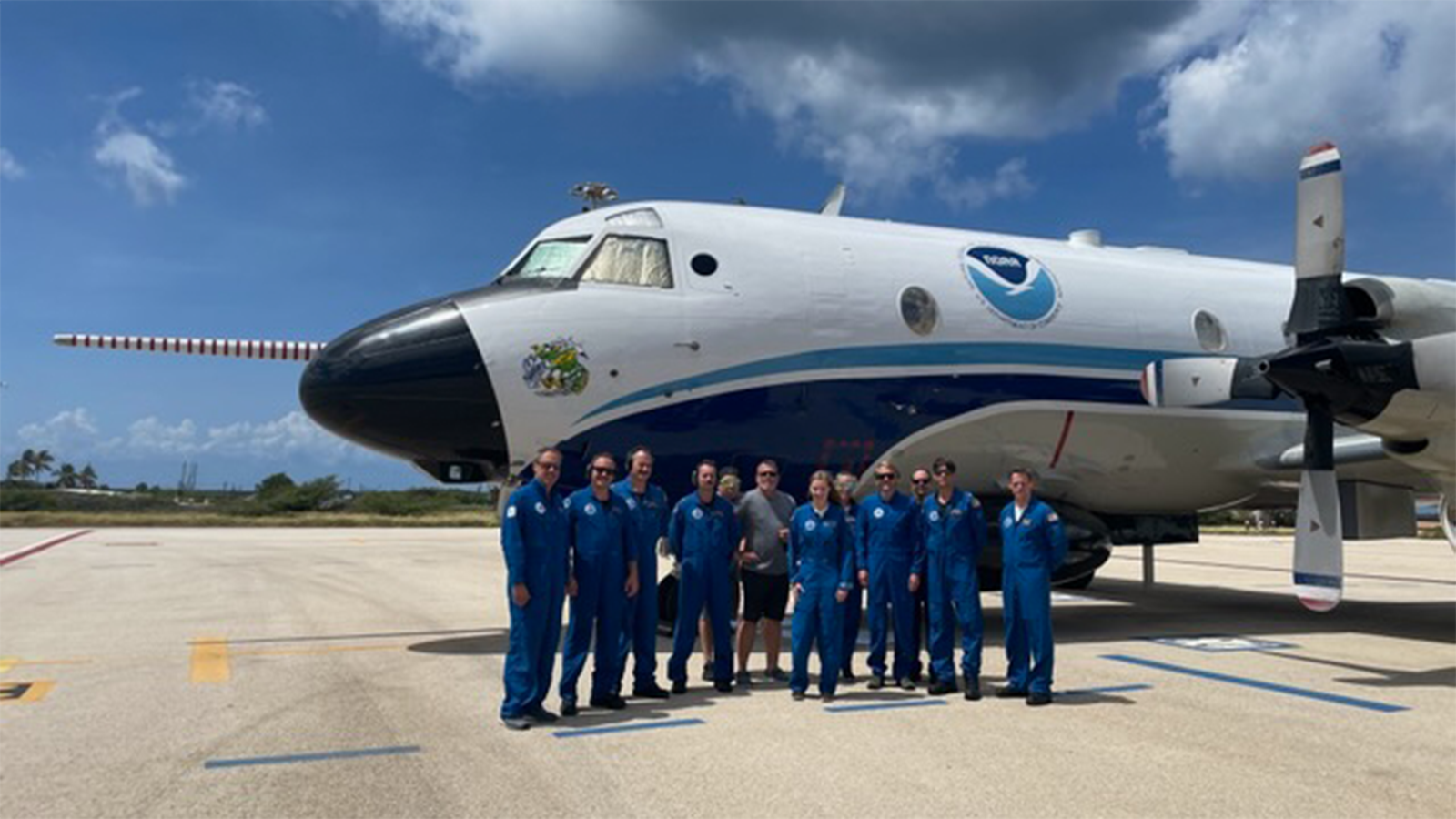 Tripulación del P-3 delante del avión.