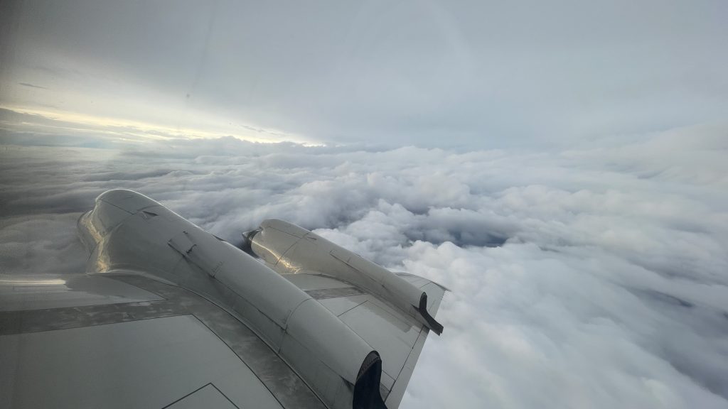 Fotografía del ala derecha del avión cazahuracanes P-3 de la NOAA con las nubes del huracán Idalia al fondo.