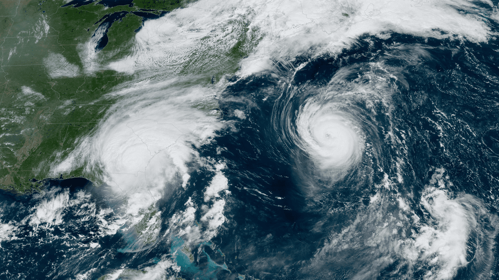 Imagen del satélite NOAA de los huracanes Franklin e Idalia cerca del sureste de Estados Unidos